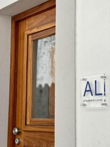 康斯坦西亚CASADORIO的门上贴有标志的门,门上贴有标志