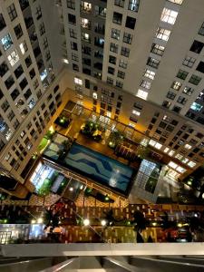 胡志明市Golden Apartment- In Central-Balcony-All NEW的享有带游泳池的大型建筑的顶部景色