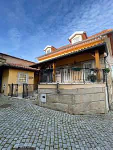 塞亚Cantinho da Estrela的砖街上带阳台的房子