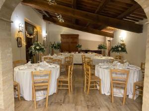 福利尼奥CASALE SUL CLITUNNO的配有桌椅和白色桌布的房间