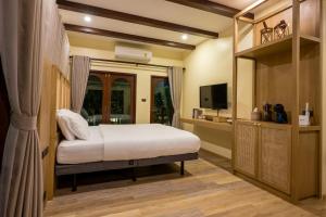 Ban Lao Kok KhoMiranda's House Khaokho มิรันดาเฮ้าส์ เขาค้อ的一间卧室配有一张床和一台电视