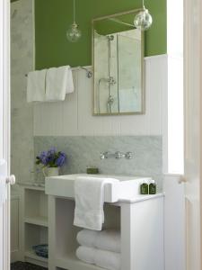 巴利瓦根Gregans Castle Hotel的浴室配有盥洗盆、镜子和毛巾