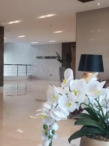 马尼拉SMDC Coast Residences near PICC World Trade Center MOA的大堂内满是白色花的花瓶