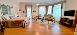 昆卡卡索纳酒店的一间卧室配有一张床、一张桌子和一台电视。
