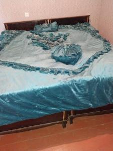 HorsHors guest house by Vanyan的一张带蓝色和白色棉被的床