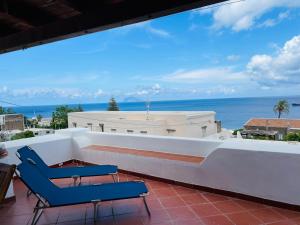 圣马里纳萨利纳Villa Margherita - Appartamenti a due passi dal corso di Santa Marina Salina a 100 mt dalla spiaggia的阳台配有两把椅子,享有海景。