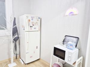 首尔Stay in North Seoul的厨房配有冰箱和微波炉。
