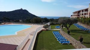 圣拉斐尔appart 6 pers vue mer classé 3*的一个带躺椅和游泳池的度假村
