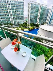 马尼拉Azure staycation by C&N的带有花卉的带白色桌子的阳台,