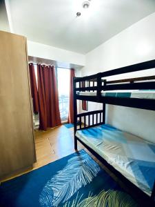 马尼拉Azure staycation by C&N的一间卧室配有两张双层床。
