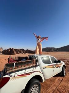 瓦迪拉姆Bubble RumCamp的站在沙漠白色卡车后面的女人