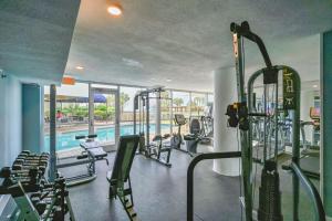 德斯坦Pelican Beach Resort by Panhandle Getaways的一个带跑步机和游泳池的健身房