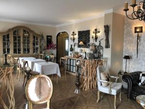 ProañoVilla Liguardi的一间带2张桌子和椅子的用餐室