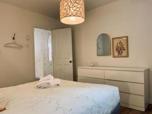 哈利法克斯Stylish Apt #1, Central Location的卧室配有白色的床和镜子