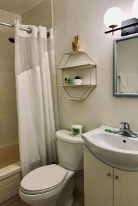 哈利法克斯Stylish Apt #1, Central Location的白色的浴室设有卫生间和水槽。