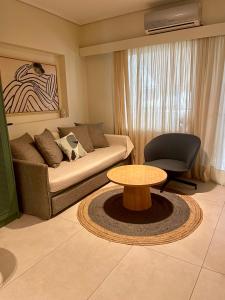 阿格里尼翁Agrinio ART Suites的客厅配有沙发和桌子