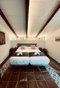 翁达拉Hotel 3* La Casona de las Flores的阁楼上的卧室配有一张大床