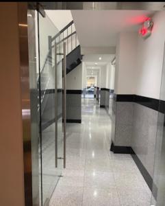 纽约Midtown Nest Studio Self Serviced Apartment Sleeps 5的大楼内带楼梯的走廊