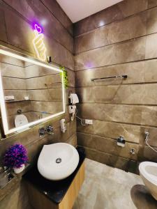 阿姆利则HolidayVilla-A Residential Boutique Hotel-Newly Renovated的一间带水槽、卫生间和镜子的浴室