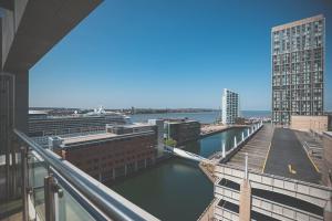 利物浦Luxurious 3 Bed - RIVER VIEW的享有河流美景,设有建筑和桥梁