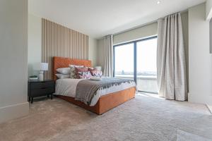 利物浦Luxurious 3 Bed - RIVER VIEW的一间卧室设有一张床和一个大窗户