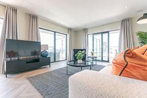 利物浦Luxurious 3 Bed - RIVER VIEW的带沙发和电视的客厅