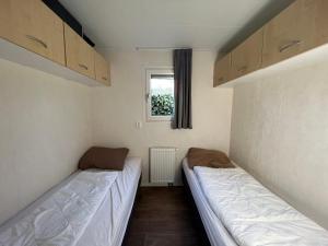 福尔特赫伊曾Chalet 102的小型客房 - 带2张床和窗户