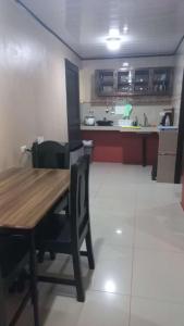 托尔图格罗Apartamentos Caimán Tortuguero的一间厨房,内设一张木桌和椅子