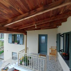 卡尔季察Theasis home的一个带木制天花板的房屋门廊
