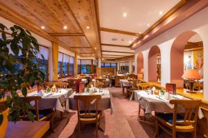 米特尔贝格克林瓦萨特IFA阿尔彭罗斯酒店的餐厅设有桌椅和窗户。