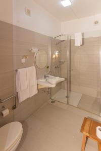 萨格里什马雷塔景观 - 精品住宿加早餐酒店的浴室配有卫生间、盥洗盆和淋浴。