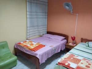 莫约班巴D202的一间小卧室,配有一张床和一把椅子
