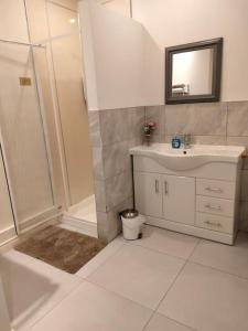 库克斯敦The Annex Entire place的白色的浴室设有水槽和淋浴。