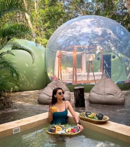莫雷洛斯港Oom Bubble Boutique Riviera Cancun的坐在游泳池的水中的女人
