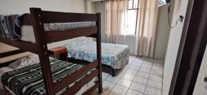 万查科HOSTAL EL REFUGIO的一间卧室配有双层床和一张小桌子