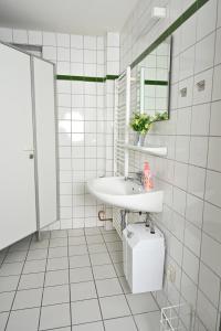 埃森Pott Hostel - Zimmervermietung的白色的浴室设有水槽和镜子