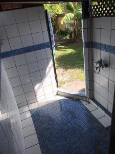 法勒My Island Home的浴室设有通往淋浴的开放式门