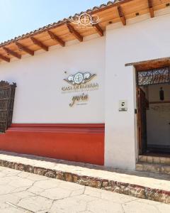 圣克里斯托瓦尔-德拉斯卡萨斯Hotel Casa de Familia de San Cristobal的建筑的侧面有标志