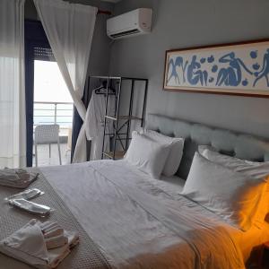 阿吉亚特拉萨佛得角旅馆的卧室配有白色大床和白色枕头