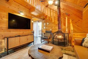 索蒂纳科奇Sautee Nacoochee Mtn Paradise with Spacious Deck!的客厅设有壁炉和平面电视。