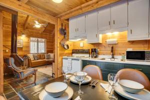 索蒂纳科奇Sautee Nacoochee Mtn Paradise with Spacious Deck!的厨房以及带桌椅的用餐室。