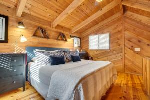 索蒂纳科奇Sautee Nacoochee Mtn Paradise with Spacious Deck!的小木屋内一间卧室,配有一张床