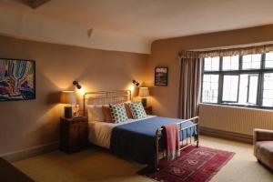 韦尔斯萨默塞特郡韦尔斯皇冠酒店的一间卧室设有一张床和一个窗口
