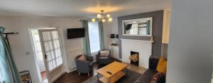 瓦伊河畔罗斯Orles Barn Guest House的带沙发和壁炉的客厅