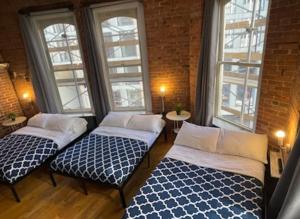 纽约Midtown Nest Studio Self Serviced Apartment Sleeps 5的带2扇窗户的客房内的2张床
