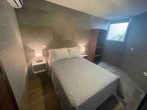 危地马拉Hotel Villas Santander的一间带一张床和两盏灯的小卧室