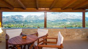 Dhamavólosvilla Morfeas的山景阳台上的桌椅