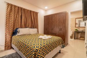 科潘省圣罗莎Condominio en Residencial privada的一间卧室配有一张床和一个橱柜