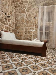 阿卡Hebi house的砖墙房间的一个床位