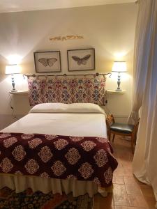 兰波雷基奥Il Borghetto Andrea Tafi的一间卧室配有一张床和两盏灯。